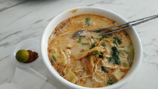 DELICIOUS BOWL OF SARAWAK LAKSA!