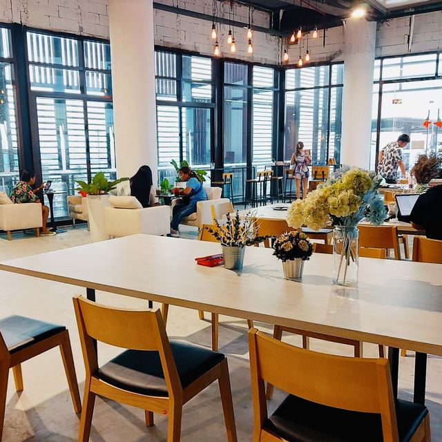 นั่งชิลกินของหวานและเครื่องดื่มที่ Sloths Cafe’🥤