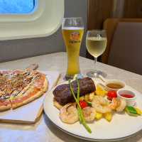 🛫飛機餐都有free flow wine and pizza🍕 🍷 😋