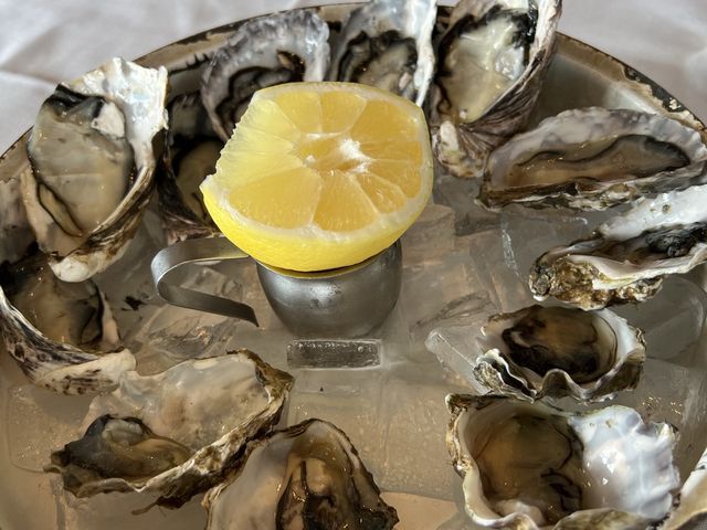 奧克蘭餐廳排名Oyster and Chop，就在港口旁邊，可以邊吃海鮮邊看風景唷