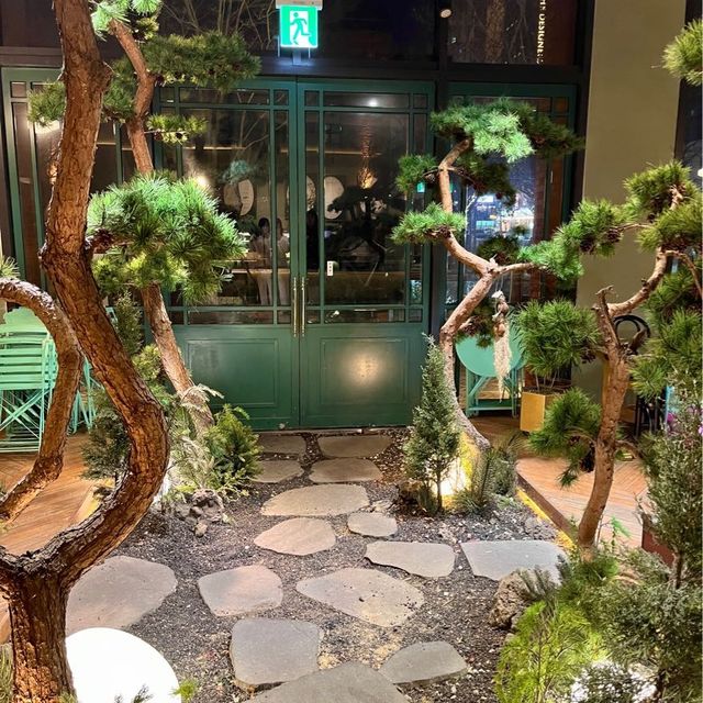 역대급 한국풍 성수 카페, ‘까치화방, 가치’