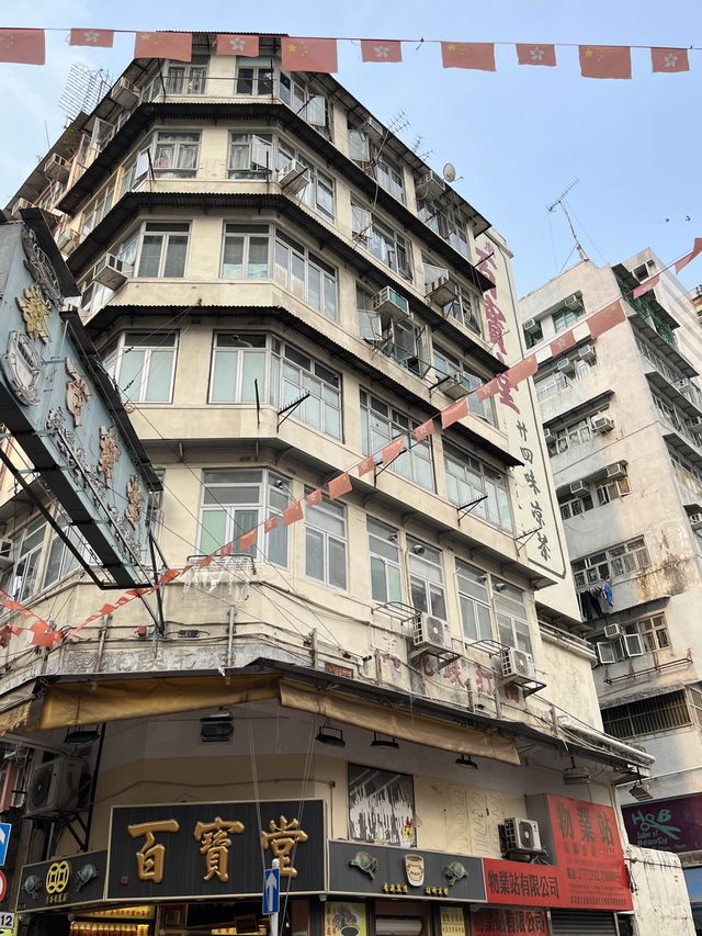 擁有香港平民夜總會之稱嘅廟街