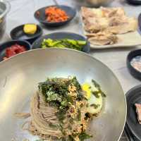 평일에도 웨이팅 필수인 고성 막국수 맛집