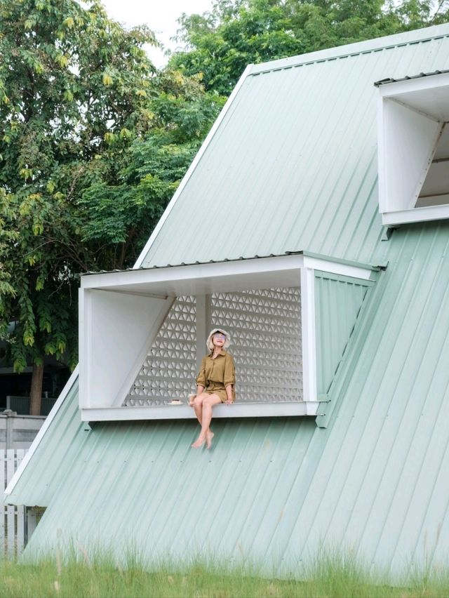 คาเฟ่ห้องใต้หลังคา | โทนขาวเขียว สุดมินิมอล 🌿