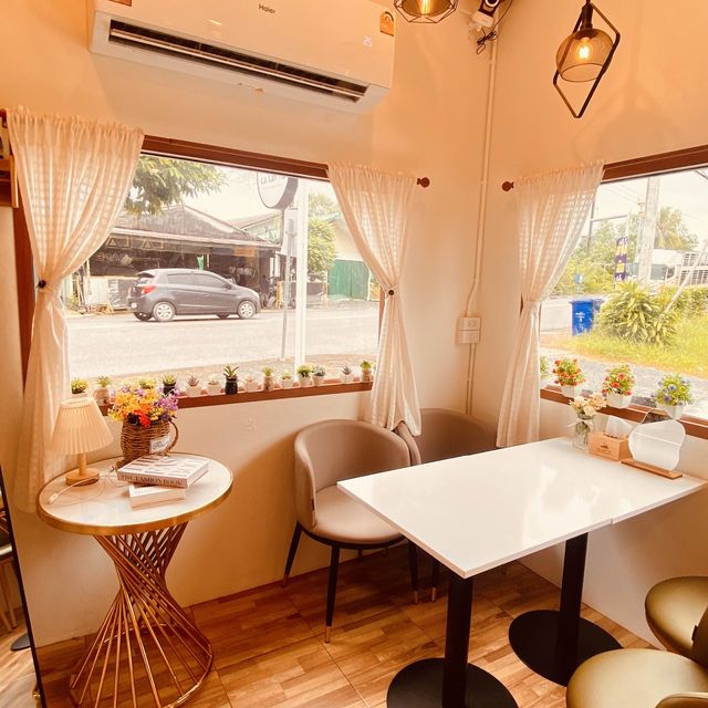 มาหากาแฟดื่มที่ La Lan Ta Cafe 🍵 บางพระ| Trat