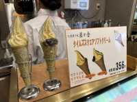 札幌・すすきの。NIKKAの看板の下でソフトクリーム食べれます『札幌菓子處 菓か舎 すすきの店』 