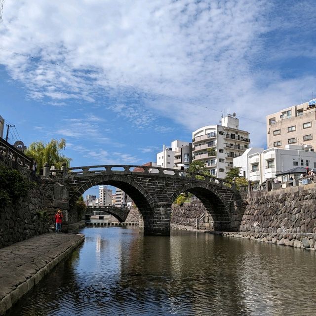 長崎の眼鏡橋の【♡石】中々、見つけられずに、幼稚園児の遠足の後に付いて行って発見！。