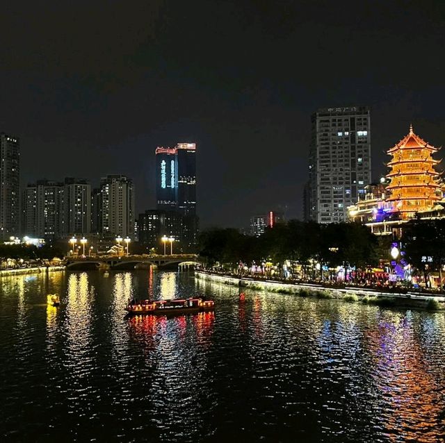 蘭桂坊成都：霓虹璀璨的夜遊體驗