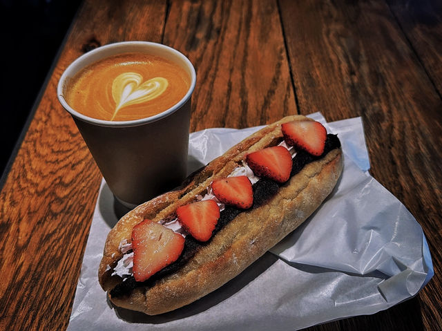 東京・門前仲町。『MONZ CAFE』の苺アンドック