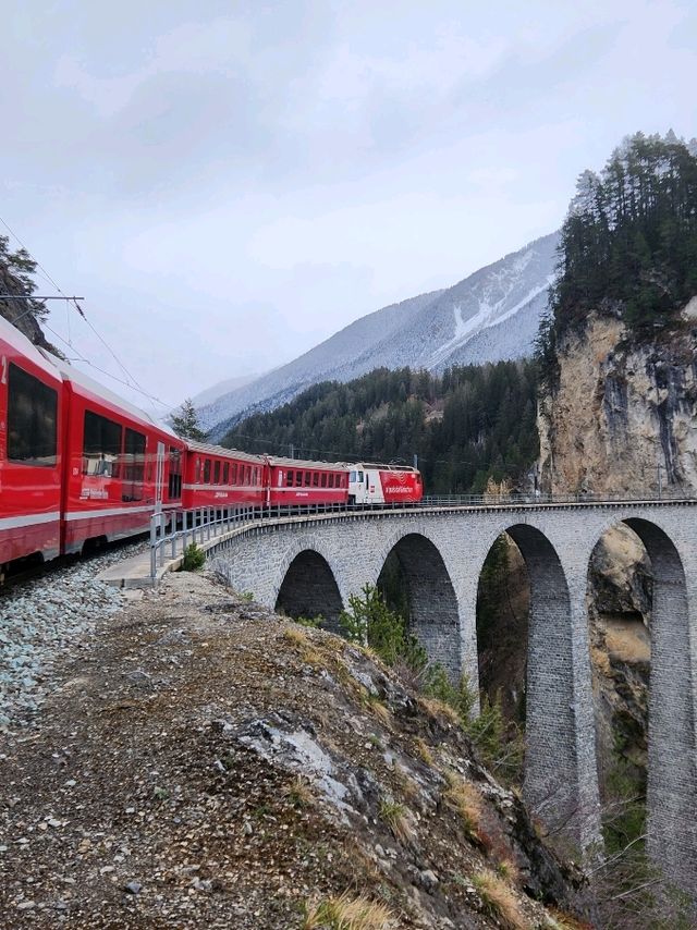 【瑞士鐵路】瑞士東部山區地標：伯爾納特快車&冰川快車的象徵與海報！