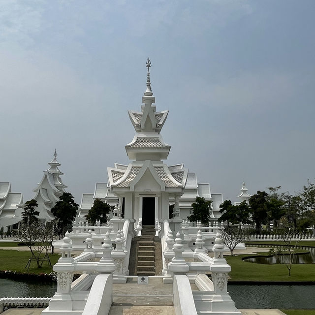 The fascinating white temple of Chiang Rai