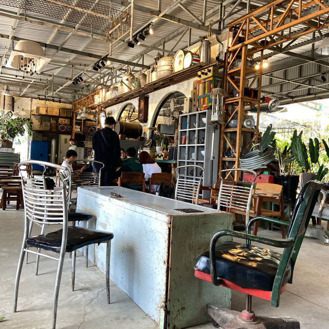 Back to old time at a vintage cafe shop 🫶