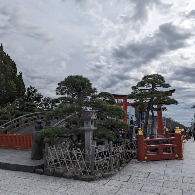 「鎌倉景點：鶴岡八幡宮，感受傳統與寧謐」
