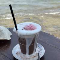 คาเฟ่ วิวดีดื่มโดนอาหารอร่อย มีแมวน้อยให้จกพุง