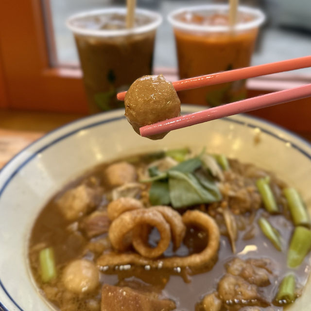 日賣300碗·30斤牛骨熬煮12小時．招牌阿叔船麵