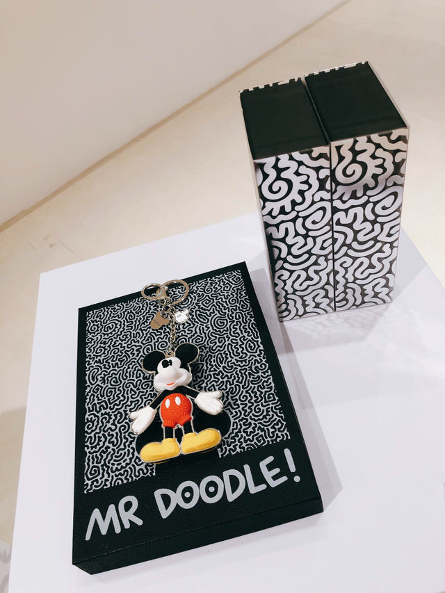 【限量藝術展】Mr Doodle愛情雕塑，遠東百貨信義A13