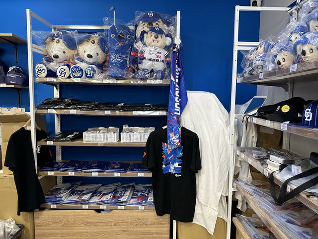 愛知・名古屋。名古屋駅地下エスカの『ドラゴンズストア ナゴヤ』でドアラに出会う