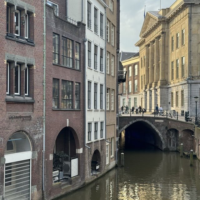 Utrecht： 運河路下流，越夜越熱鬧。