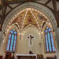 「Holy Cross Church」：宏偉壯麗教堂