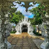 ชมสถาปัตยกรรม ศิลปะที่แฝงธรรมะ ณ วัดร่องขุ่น