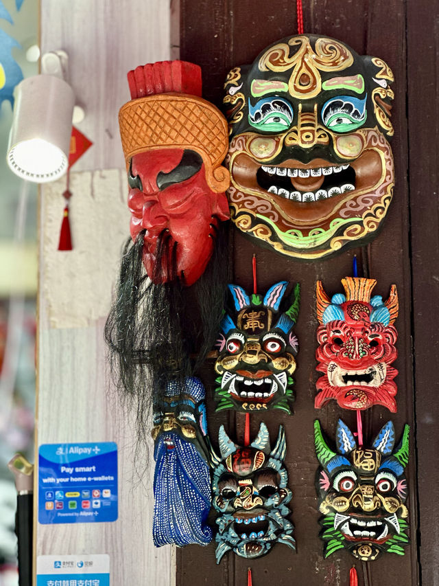 Explore the Yuyuan Old Street Market in Shanghai 🏙️