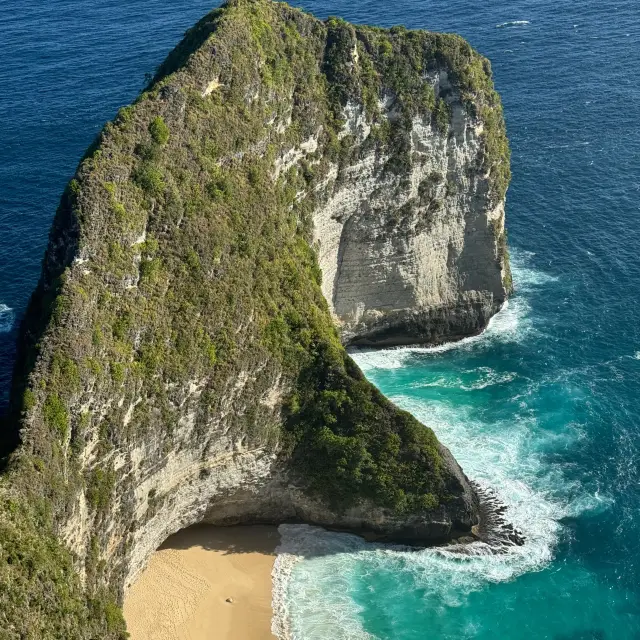 在峇里島最美的海灘乘風破浪！