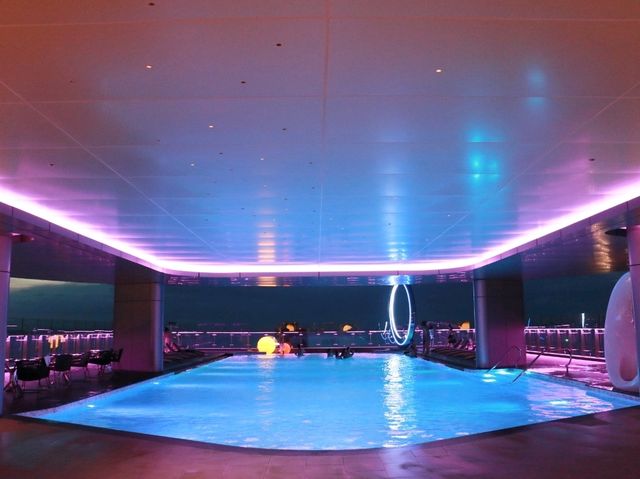 Sky pool ยามค่ำคืน 