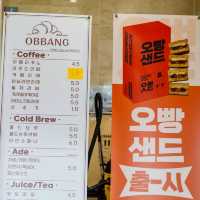 댐 근처에 위치한 베이커리 카페