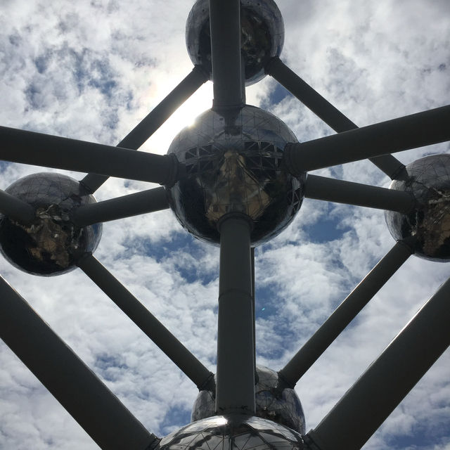 🌌🔭 未來之門：探索布魯塞爾的原子球塔 Atomium🇧🇪🚀