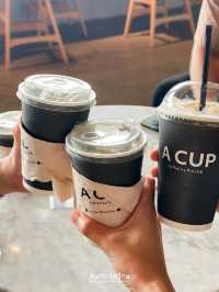 นั่งทำงานชิลๆ ในร้านกาแฟริมแม่น้ำเจ้าพระยา