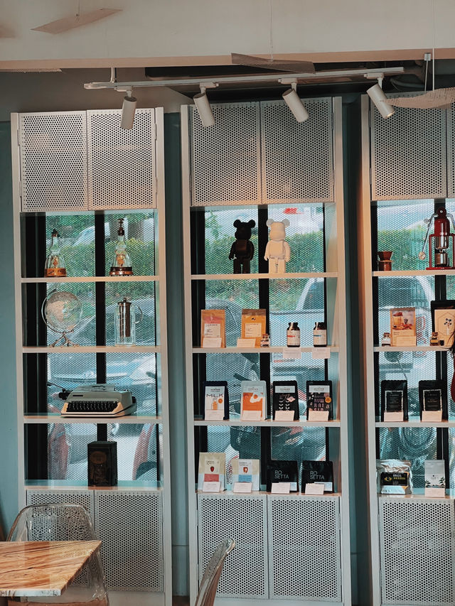 ✨ Hidden Lab - คาเฟ่ริมทะเลที่ซ่อนตัวอยู่ในบางแสน