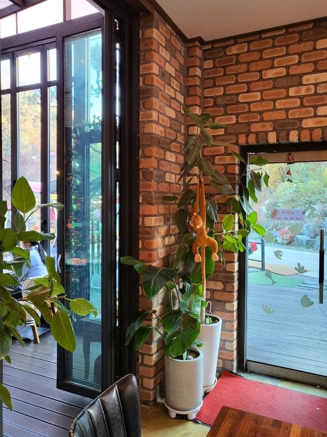 봄이 기다려지는 크리스마스 정원카페