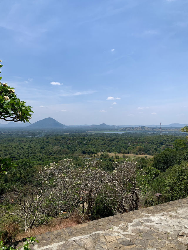 🇱🇰 Hour hike to a temple cave complex❓😍