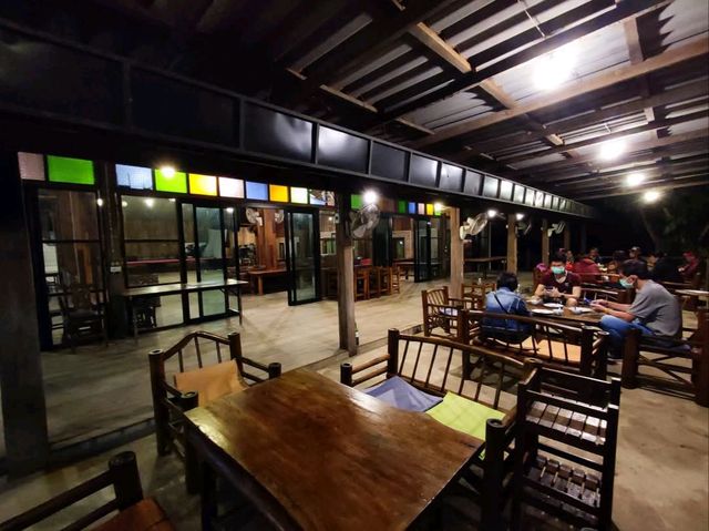 พามาทานหมูจุ่ม บรรยากาศบ้านไม้กลางท้องนา