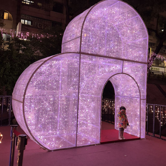 新莊中港大排光雕展！親子放電、情侶約會，飯後散步的好地方！
