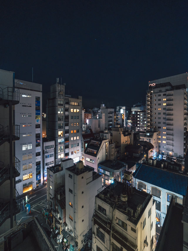 【新宿】新宿三丁目の飲み屋街：賑やかでディープな夜の街🍶✨