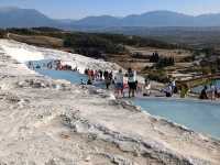 棉堡 Pamukkale，如雪白棉花般的石灰華階地貌