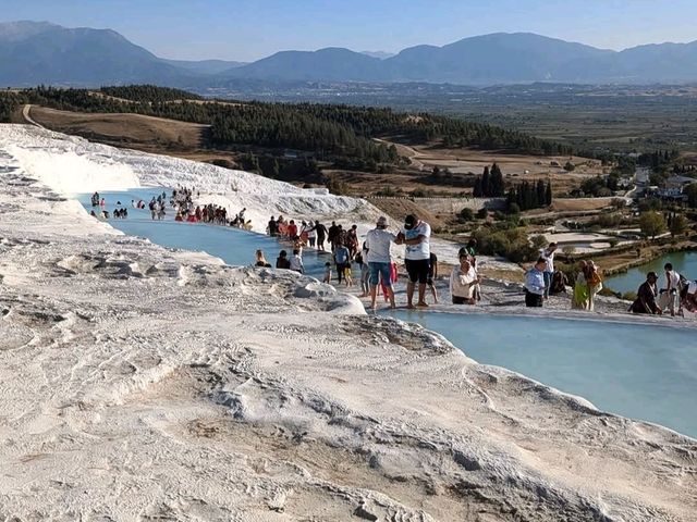 棉堡 Pamukkale，如雪白棉花般的石灰華階地貌
