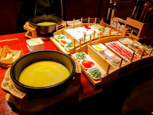 品嚐雲南道地的小吃美食---雲客橋過橋米線