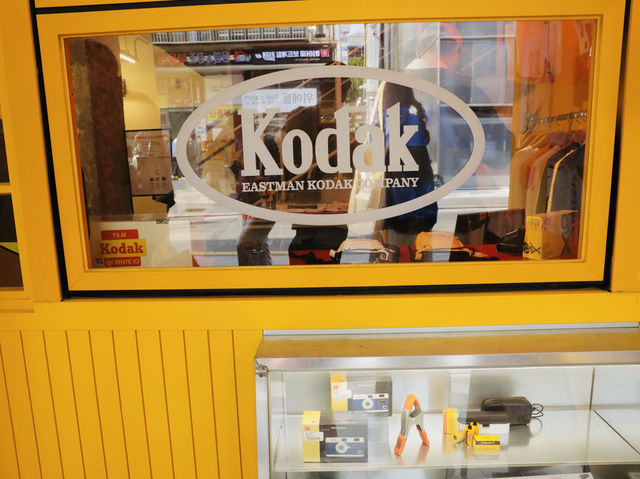 來首爾聖水洞，誤闖進一間能免費拍復古黑白照的Kodak服飾店