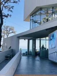 🌊釜山最Chill海景咖啡廳！Waveon Coffee 3層觀海打卡點一次收齊☕建築大師打造的夢幻海邊玻璃屋