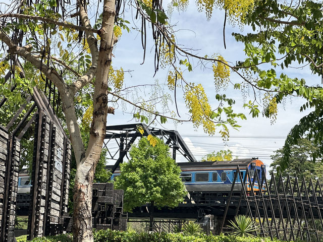 เที่ยวลำปาง ชมวิวสวนและรถไฟที่สวนรถไฟสะพานดำ