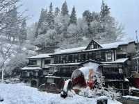 去到阿信的故鄉山形縣「銀山溫泉」擁有超過500年歷史以上的溫泉區。 走進《千與千尋》湯屋！超夢幻「雪景溫泉街」♨️ 「銀山溫泉」的日與夜景色，古色古香的溫泉老街，彷彿穿越時空回到了大正時