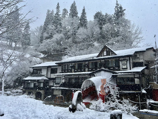 去到阿信的故鄉山形縣「銀山溫泉」擁有超過500年歷史以上的溫泉區。 走進《千與千尋》湯屋！超夢幻「雪景溫泉街」♨️ 「銀山溫泉」的日與夜景色，古色古香的溫泉老街，彷彿穿越時空回到了大正時