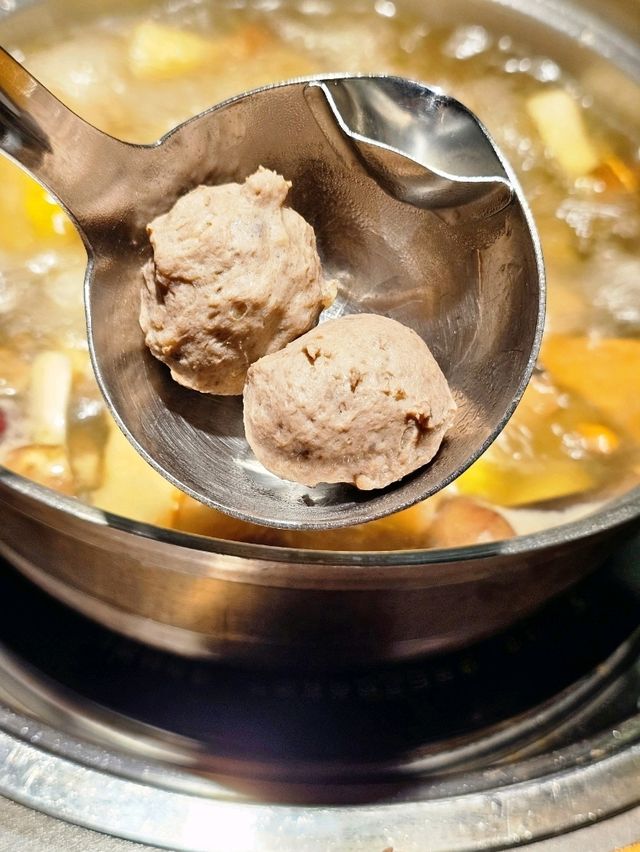 📍 深圳必吃！就犟牛肉火鍋🍲繁花似錦拼盤