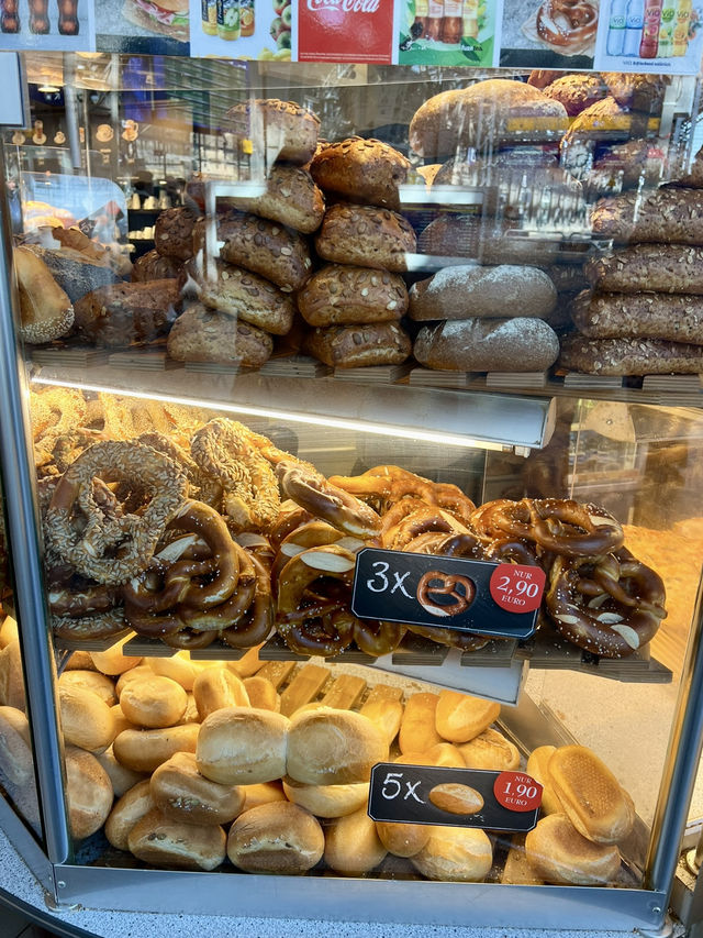 A Solo Day in Frankfurt – History, High-Rises & Schnitzel!