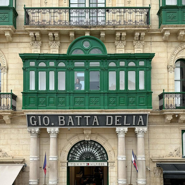Valletta's Colorful Windows: A Photographer's Walking Tour🌈📸   