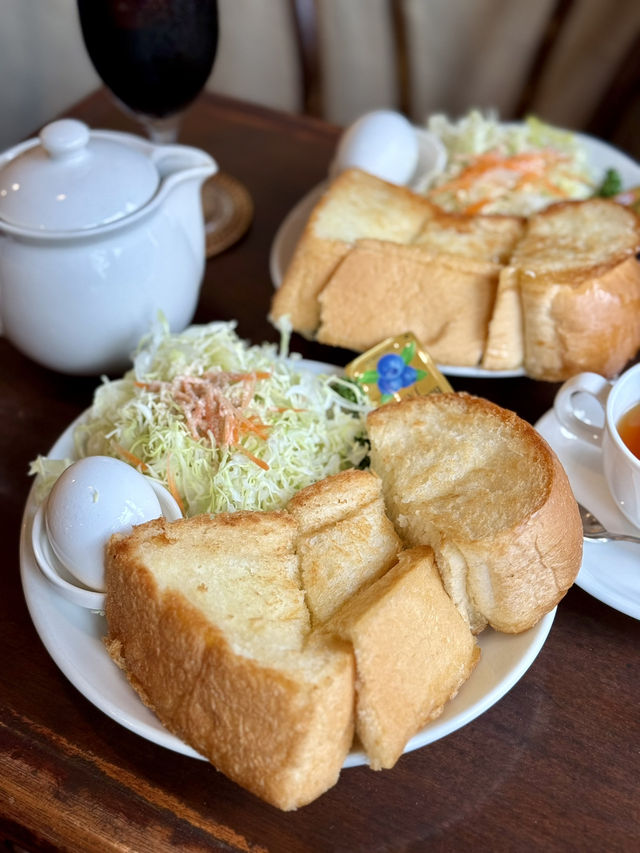 Café-Hopping Along the Chūō Line – Toast, Pancakes & Retro Vibes