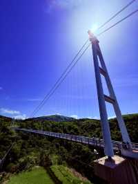 穿越僻靜山谷的高空吊橋