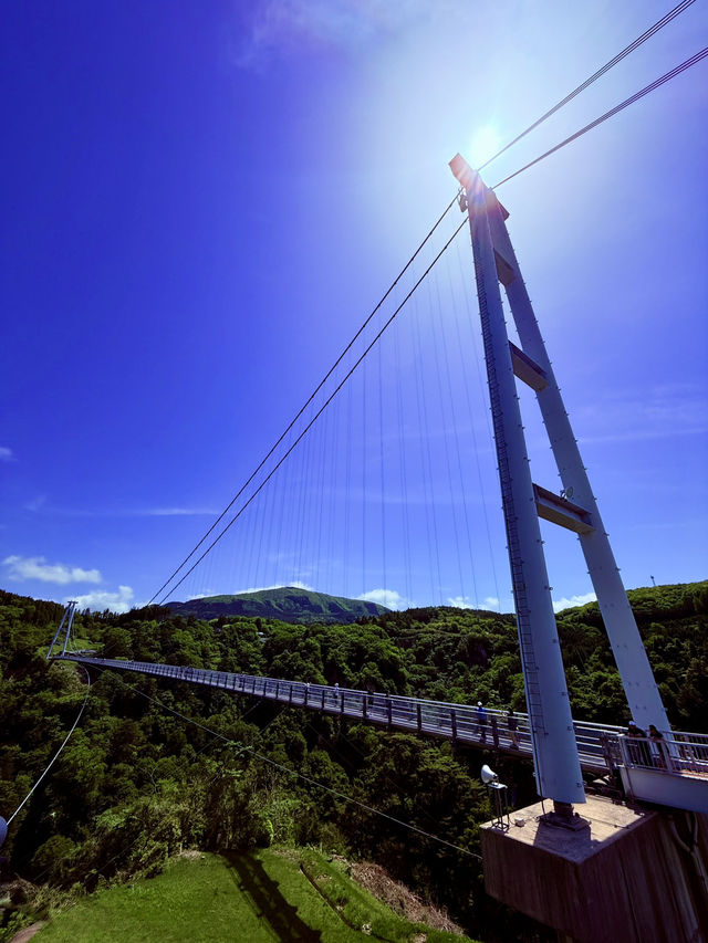 穿越僻靜山谷的高空吊橋